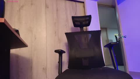 Daniel   thumb up me please its important Im new INDEPENDENT MODEL online show from 04.18.26