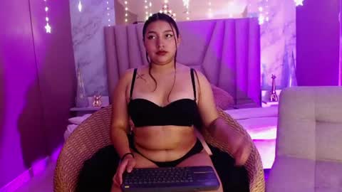 Snapshot of incredible_foxxy chatting on 06.25.26 incredible_foxxy online show from 06.25.26