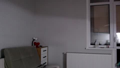 Snapshot of increible_della chatting on 12.08.24 Della online show from 12.08.24