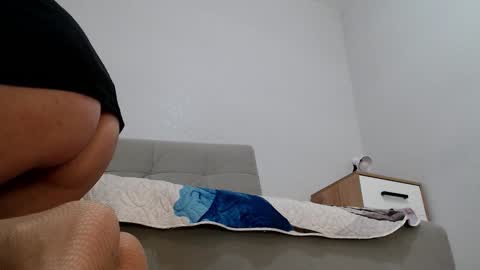 Snapshot of increible_della chatting on 02.21.25 Della online show from 02.21.25