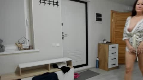 Snapshot of increible_della chatting on 10.24.25 Della online show from 10.24.25