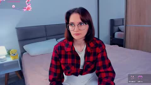 Snapshot of inellcanty chatting on 09.19.25 Kira online show from 09.19.25