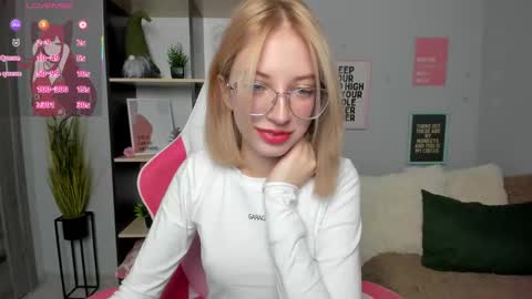 Snapshot of inferno_mia chatting on 11.19.25 Mia online show from 11.19.25