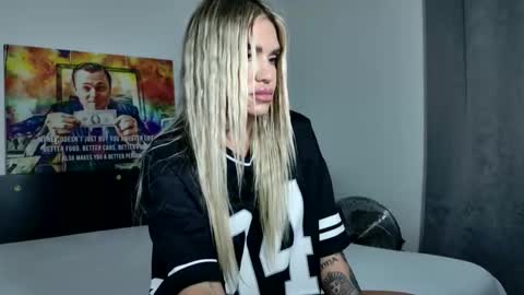 Snapshot of inna_sense chatting on 10.22.25 inna_sense online show from 10.22.25