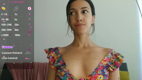 Laroa online show from 01.11.25