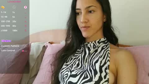 Laroa online show from 10.14.25