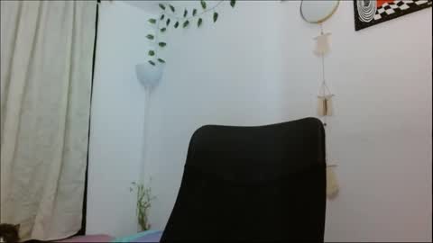 Snapshot of internetxdoll chatting on 12.19.24 Call me Avri thumps up 666 help pls..Dont forget to smile online show from 12.19.24