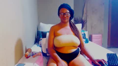 Snapshot of intimacysexy chatting on 12.15.25 boniswa caroline online show from 12.15.25