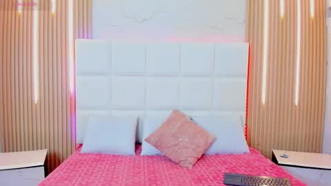 Snapshot of iris_thompson chatting on 10.28.25 Iris online show from 10.28.25