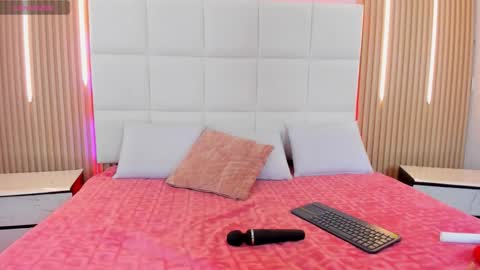 Snapshot of iris_thompson chatting on 10.31.25 Iris online show from 10.31.25