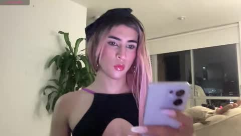 Snapshot of isa__fox chatting on 11.27.25 Isa online show from 11.27.25