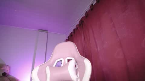 Snapshot of isa_emeralds chatting on 11.05.25 Isabella online show from 11.05.25