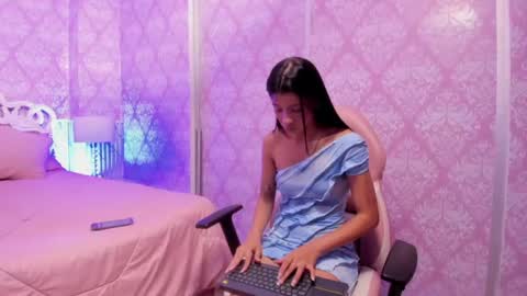 Snapshot of isa_little4u chatting on 06.25.26 online show from 06.25.26