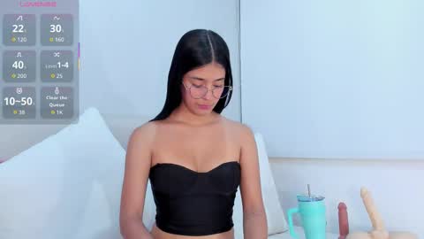 Snapshot of isa_queenn chatting on 12.01.25 ISA online show from 12.01.25