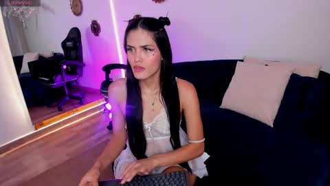 Snapshot of isa_rouse__ chatting on 09.26.25 ISA ROUSE online show from 09.26.25