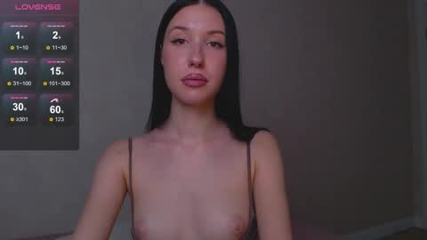 Snapshot of isabel_fontana chatting on 11.21.25 Bella online show from 11.21.25