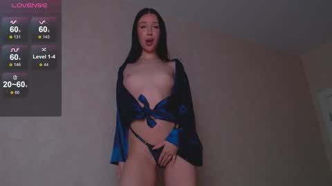 Snapshot of isabel_fontana chatting on 11.22.25 Bella online show from 11.22.25