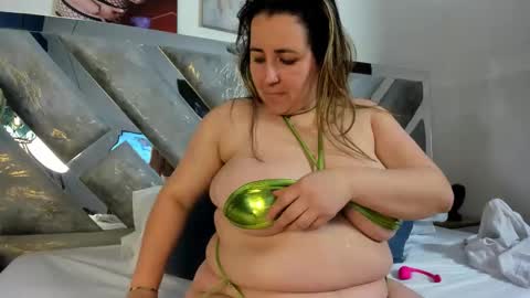 Snapshot of isabela_parkerr chatting on 01.16.26 Mommy Isa online show from 01.16.26