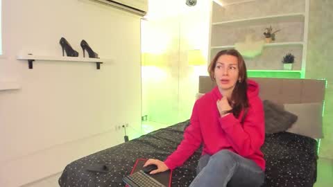 IsabelKiss online show from 10.20.25