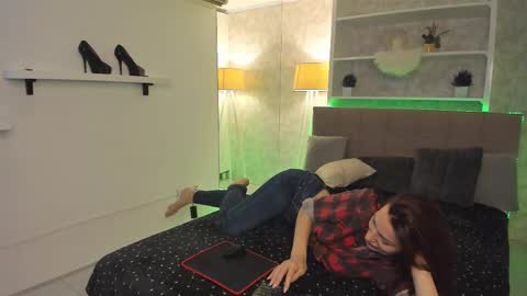 IsabelKiss online show from 10.22.25