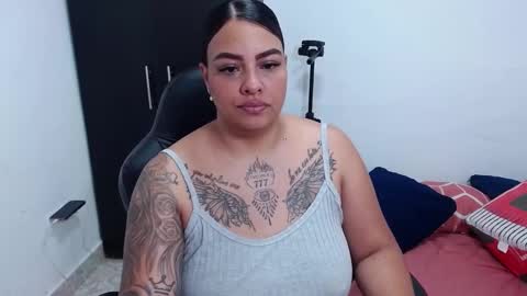 Snapshot of isabella_hots chatting on 01.11.25 estefania online show from 01.11.25