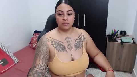 Snapshot of isabella_hots chatting on 01.16.25 estefania online show from 01.16.25