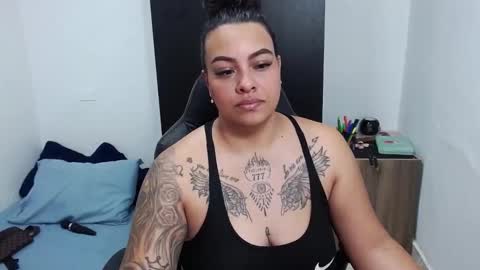 Snapshot of isabella_hots chatting on 01.22.25 estefania online show from 01.22.25