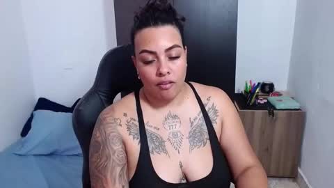 Snapshot of isabella_hots chatting on 01.22.25 estefania online show from 01.22.25