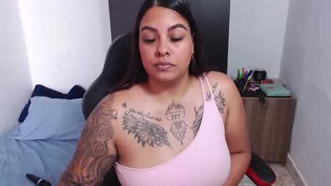 Snapshot of isabella_hots chatting on 01.23.25 estefania online show from 01.23.25