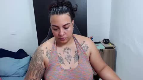 Snapshot of isabella_hots chatting on 02.05.25 estefania online show from 02.05.25
