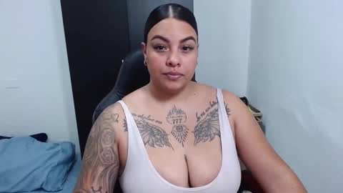Snapshot of isabella_hots chatting on 02.14.25 estefania online show from 02.14.25