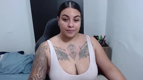 Snapshot of isabella_hots chatting on 02.14.25 estefania online show from 02.14.25