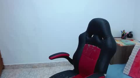 Snapshot of isabella_hots chatting on 02.16.25 estefania online show from 02.16.25