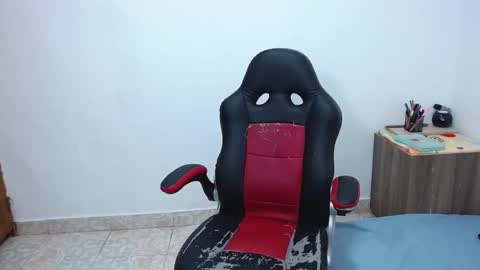 Snapshot of isabella_hots chatting on 02.18.25 estefania online show from 02.18.25