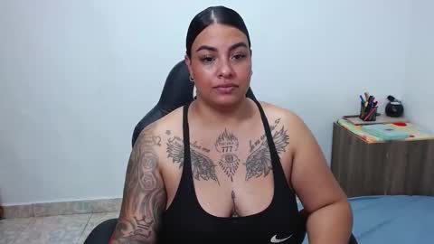 Snapshot of isabella_hots chatting on 02.22.25 estefania online show from 02.22.25