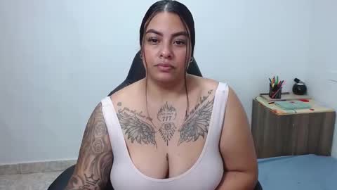 Snapshot of isabella_hots chatting on 02.25.25 estefania online show from 02.25.25