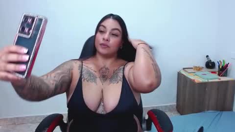 Snapshot of isabella_hots chatting on 03.07.25 estefania online show from 03.07.25