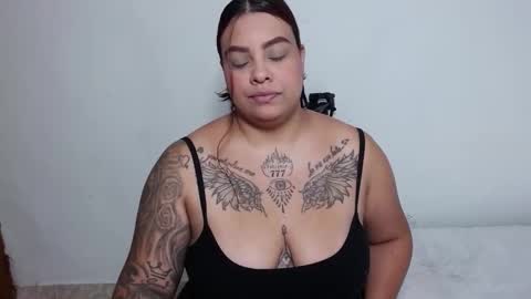 Snapshot of isabella_hots chatting on 11.17.25 estefania online show from 11.17.25