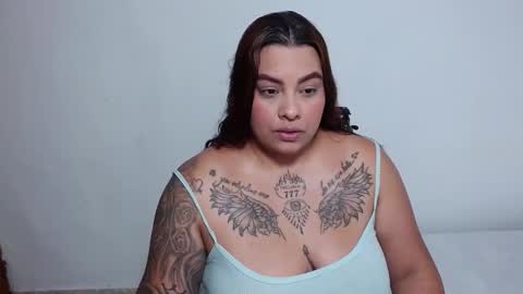 Snapshot of isabella_hots chatting on 11.26.25 estefania online show from 11.26.25