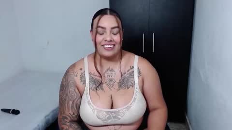 Snapshot of isabella_hots chatting on 11.28.25 estefania online show from 11.28.25