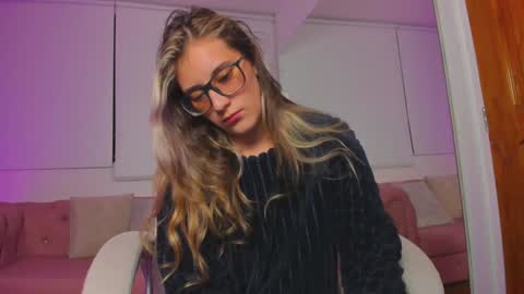 Snapshot of isabella_rross chatting on 12.18.24 Isabella Rros online show from 12.18.24