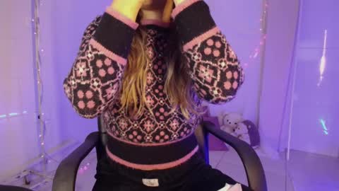 Snapshot of isabella_rross chatting on 10.04.25 Isabella Rros online show from 10.04.25