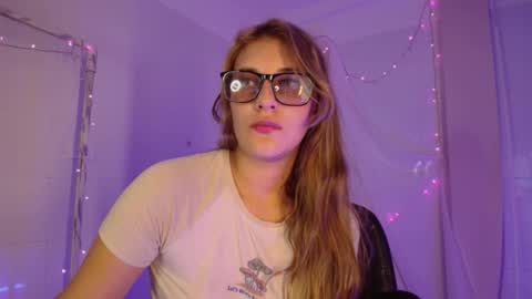 Snapshot of isabella_rross chatting on 11.18.25 Isabella Rros online show from 11.18.25