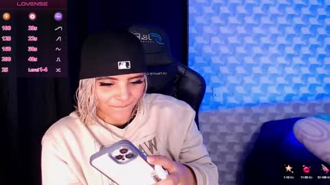 Isabella Mout  online show from 01.25.25