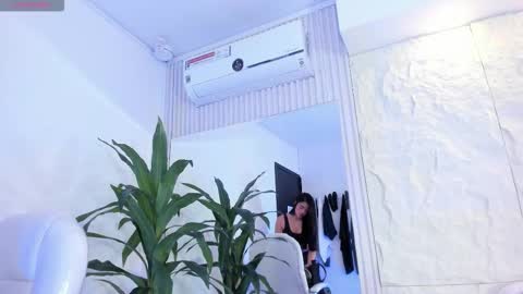 Snapshot of isabellax21 chatting on 12.19.25 Isa online show from 12.19.25