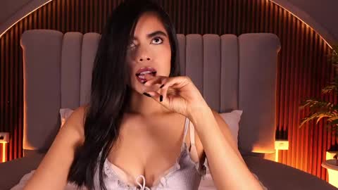 Isa  online show from 04.25.26