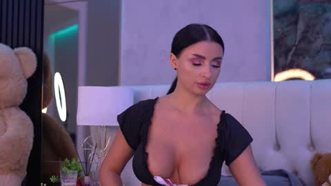 IsabelleHunt online show from 09.27.25