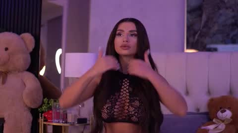 IsabelleHunt online show from 10.10.25