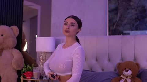 IsabelleHunt online show from 10.11.25