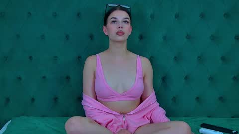 Snapshot of isabellevale chatting on 09.18.25 isabellevale online show from 09.18.25